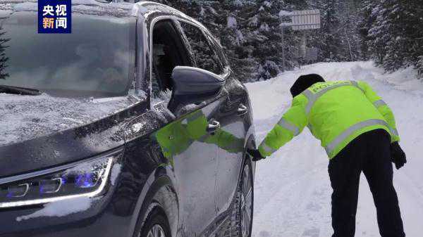 新疆喀纳斯出现风吹雪天气 相关部门全力清雪保畅通