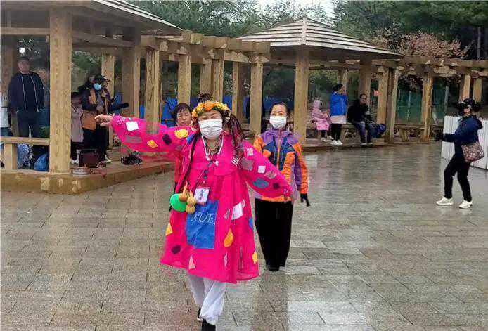 开放首日 延吉帽儿山春雨绵绵 市民游客登山热度不减