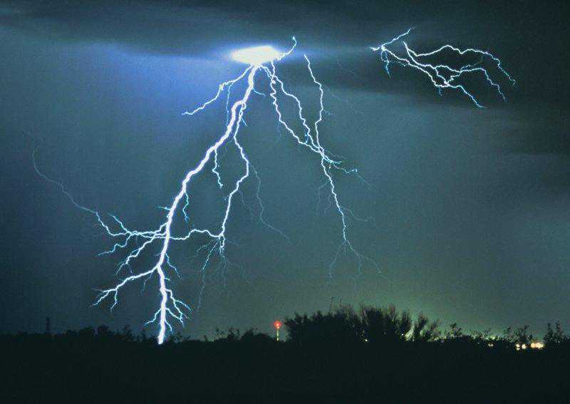 威海文登气象局发布强对流天气预报和雷电黄色预警信号