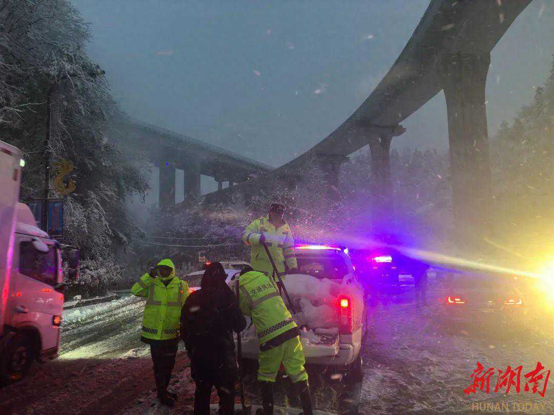 应对低温雨雪天气｜凤凰县：各部门闻“雪”而动护平安