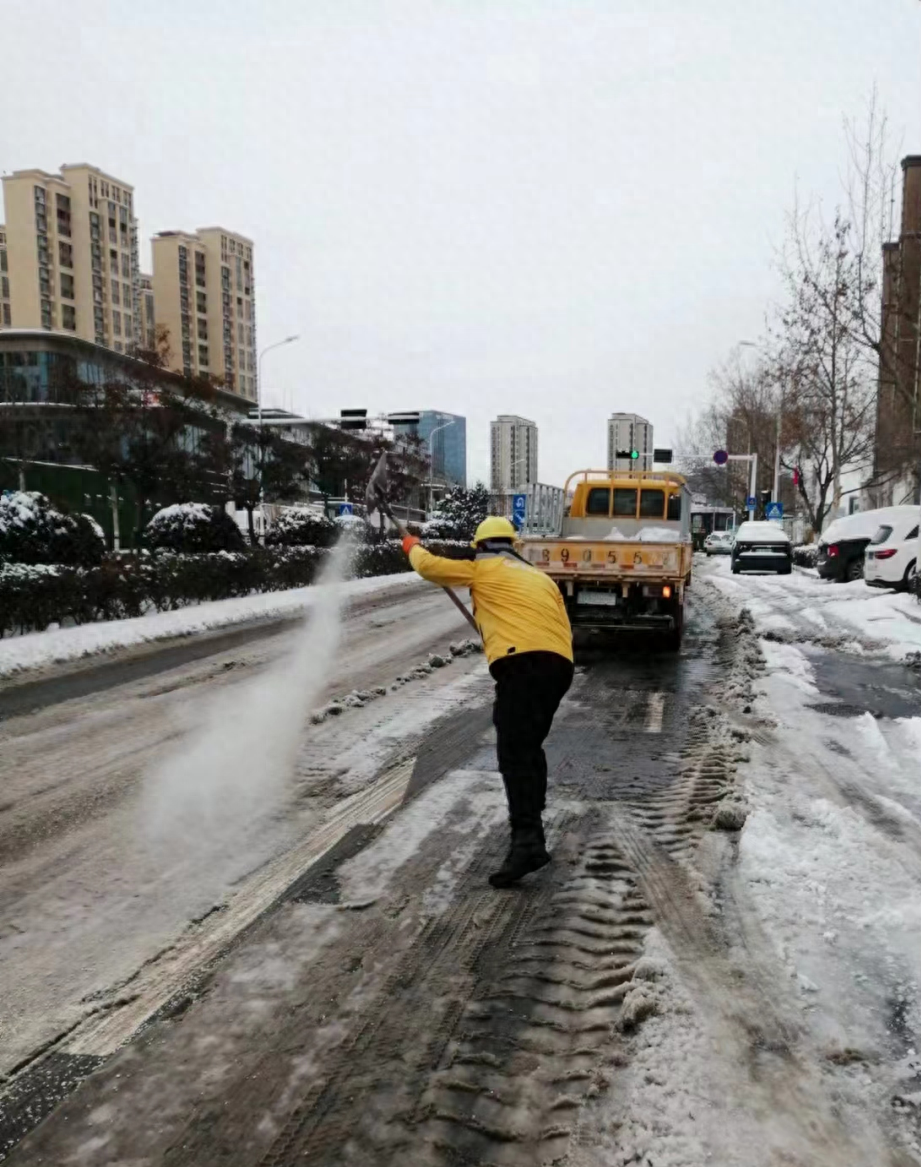 浴雪奋战保畅通！城阳区全面动员迎战十余年来最大降雪