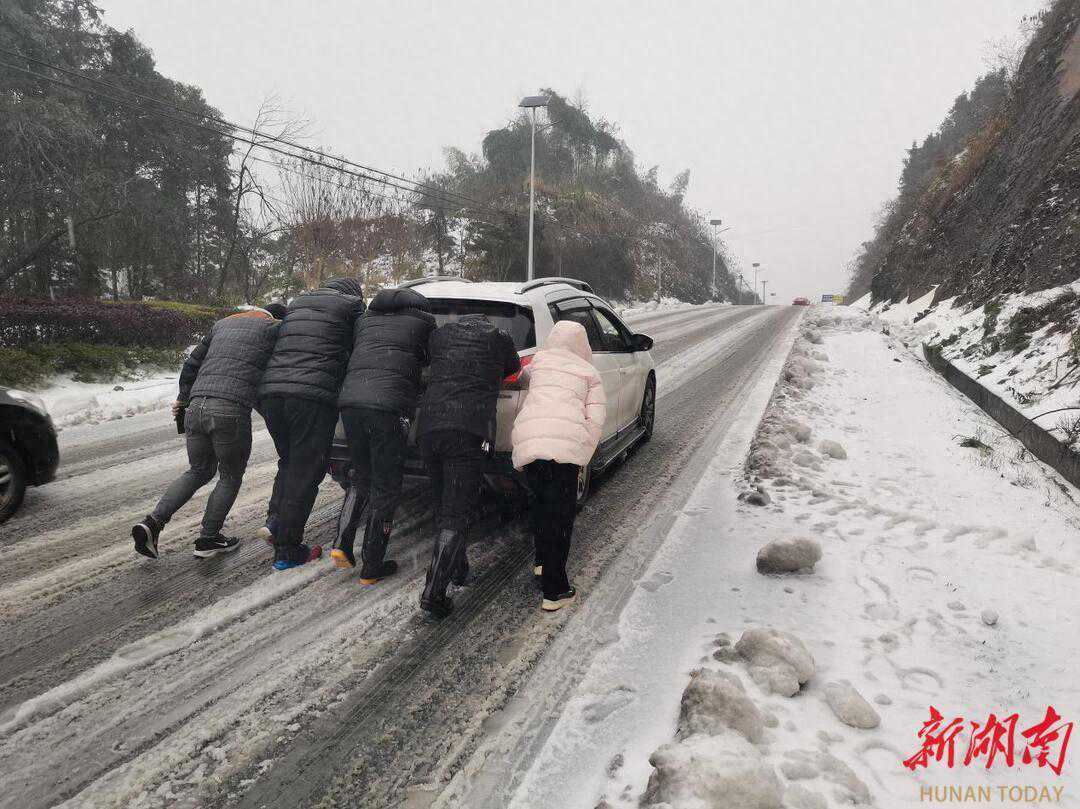 路面结冰，近200人滞留，安化交通紧急抢险恢复通行