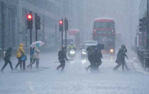 英国天气预报称6日伦敦将迎暴雨 民众披雨衣街头露营
