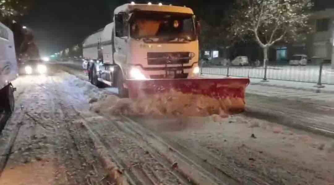 夏津县积极应对暴雪天气 多部门联动 挑灯夜战保畅通