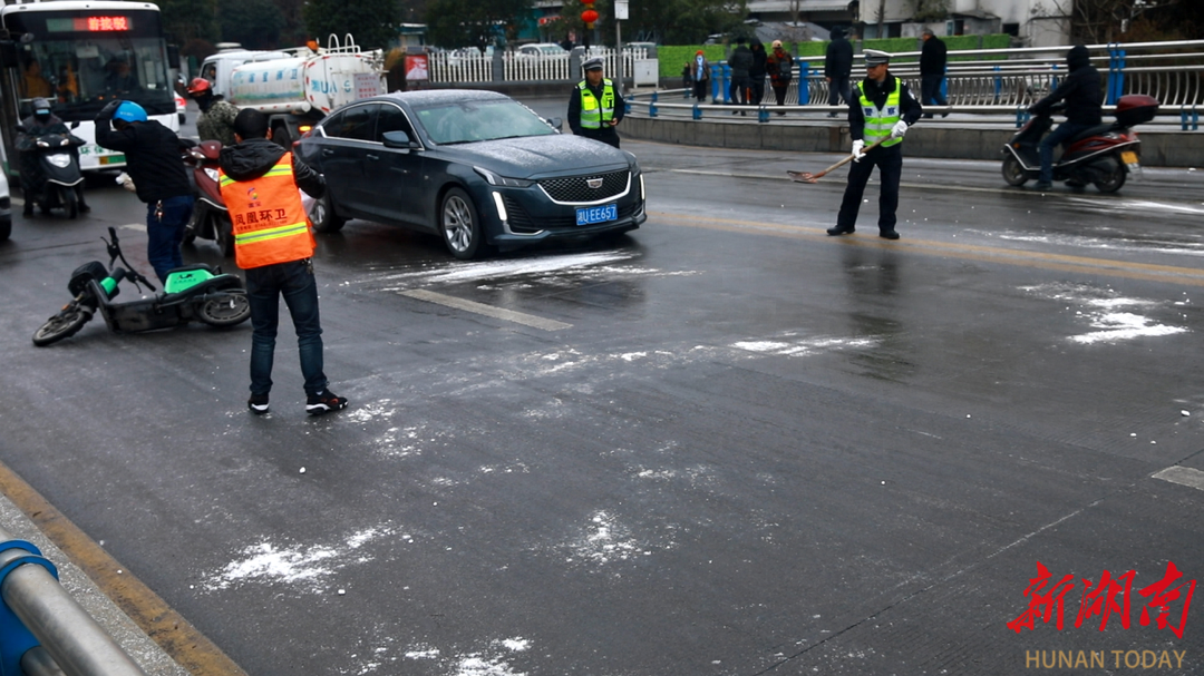 凤凰县：低温冻雨致桥梁结冰 各部门快速处置保通畅