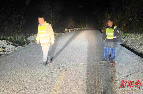 桑植县积极应对雨雪冰冻天气，全力保交通安全通畅