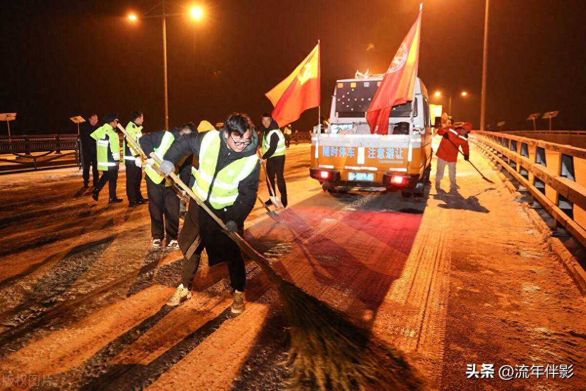 连云港赣榆区全力应对冰雪天气，保障道路畅通与安全