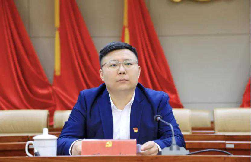 32岁，他当选为区长