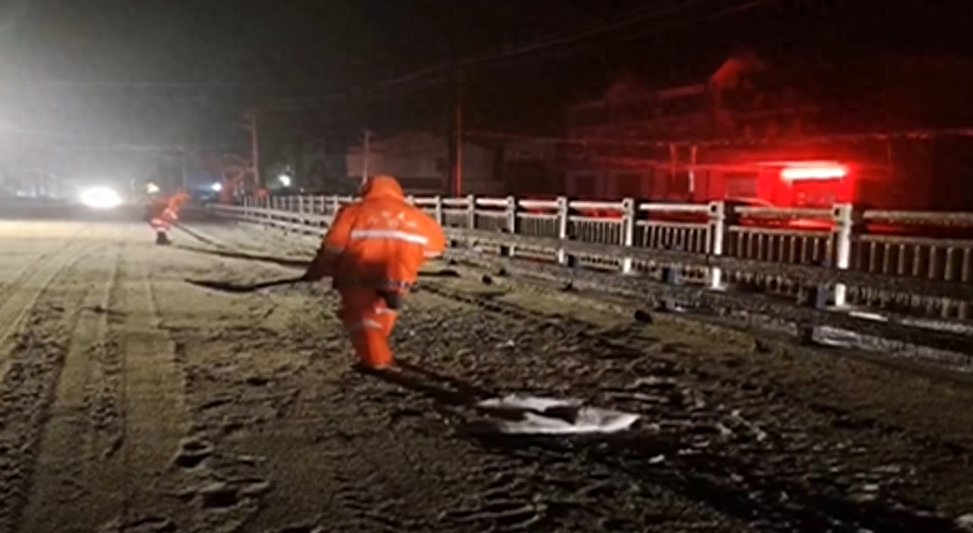 防范应对低温雨雪冰冻天气 公安县各部门在行动