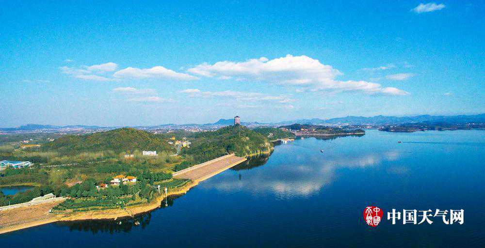 安徽万佛湖碧水蓝天 岛湖风景独特