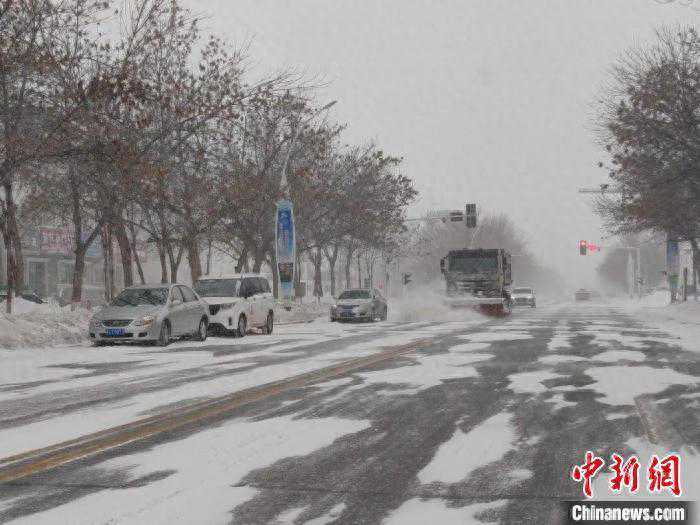 新疆哈巴河县多举措应对强降雪天气 确保群众正常出行