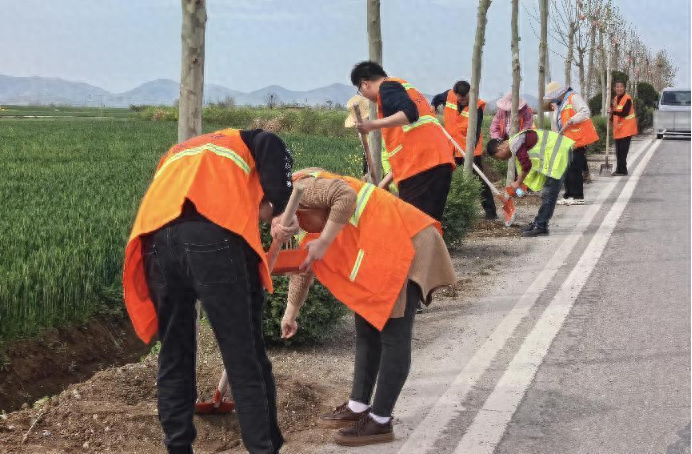 河南内乡：抢抓春光播种日 只待农路花开时