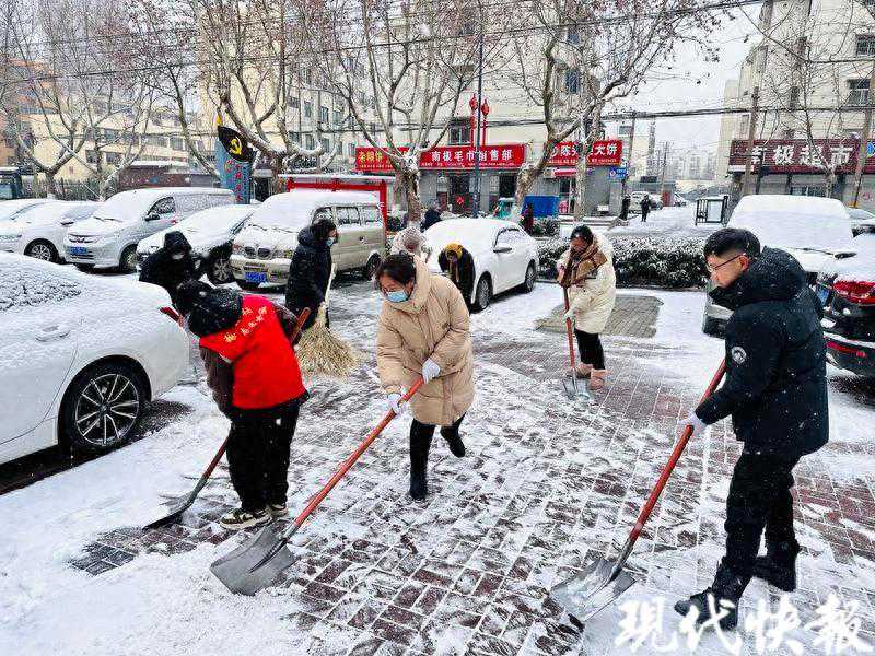 连云港海州迎“雪”而上，齐心协力保畅通