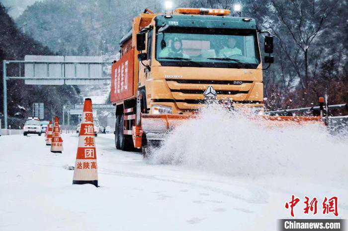 四川万源新年首场大雪导致部分道路结冰 多部门除冰雪保安全