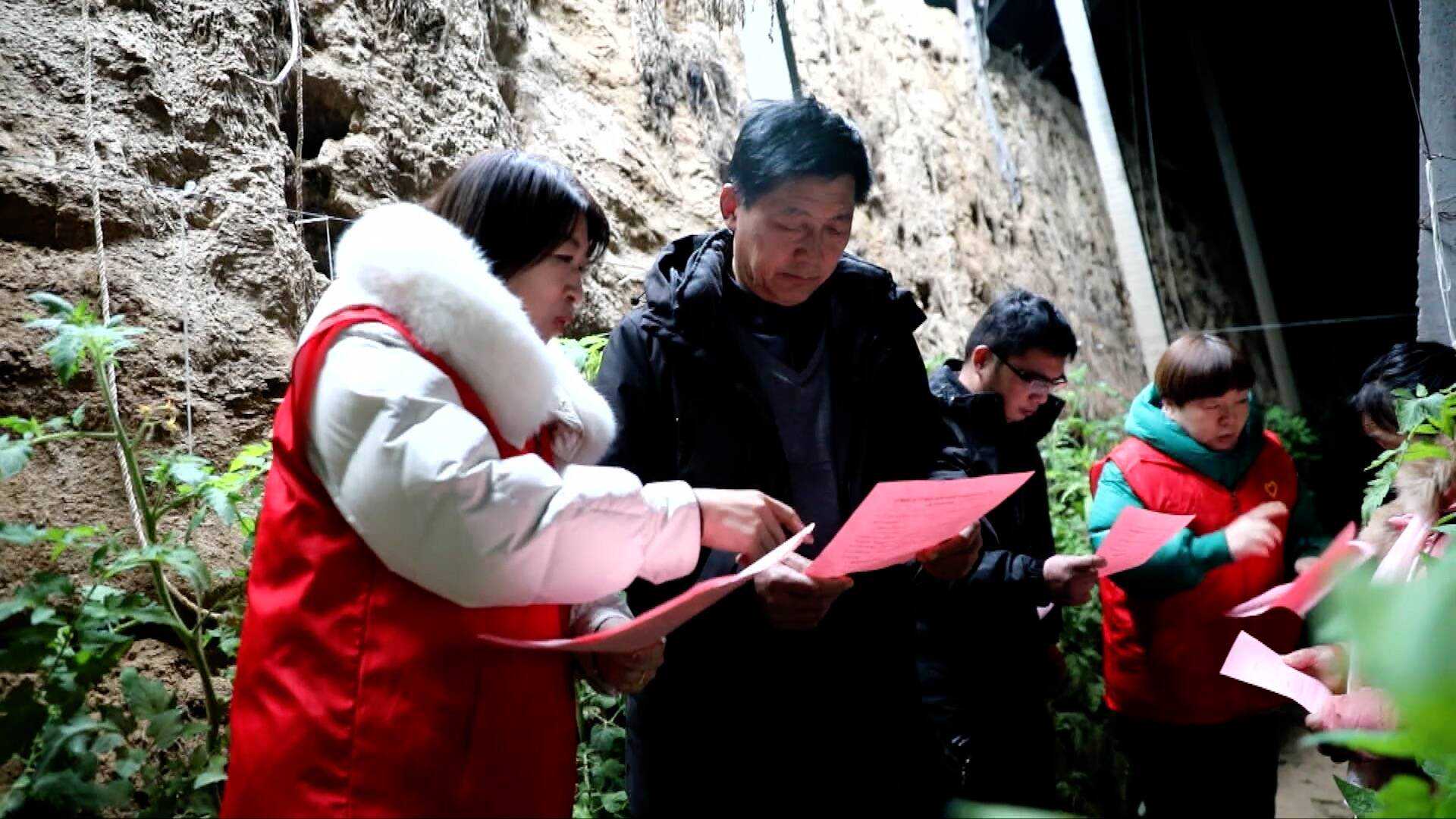 【应对寒潮天气】菏泽定陶：扫冰除雪护大棚 齐心协力保生产