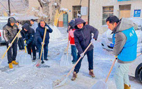 高新区（新市区）：打好“除雪仗” 护航群众出行路（四）
