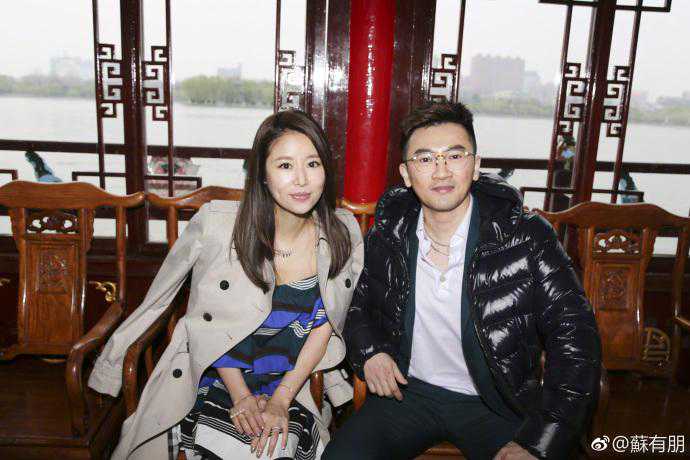 紫薇和“五阿哥”重游大明湖畔，林心如秀美肩脚上爱心纹身吸眼球