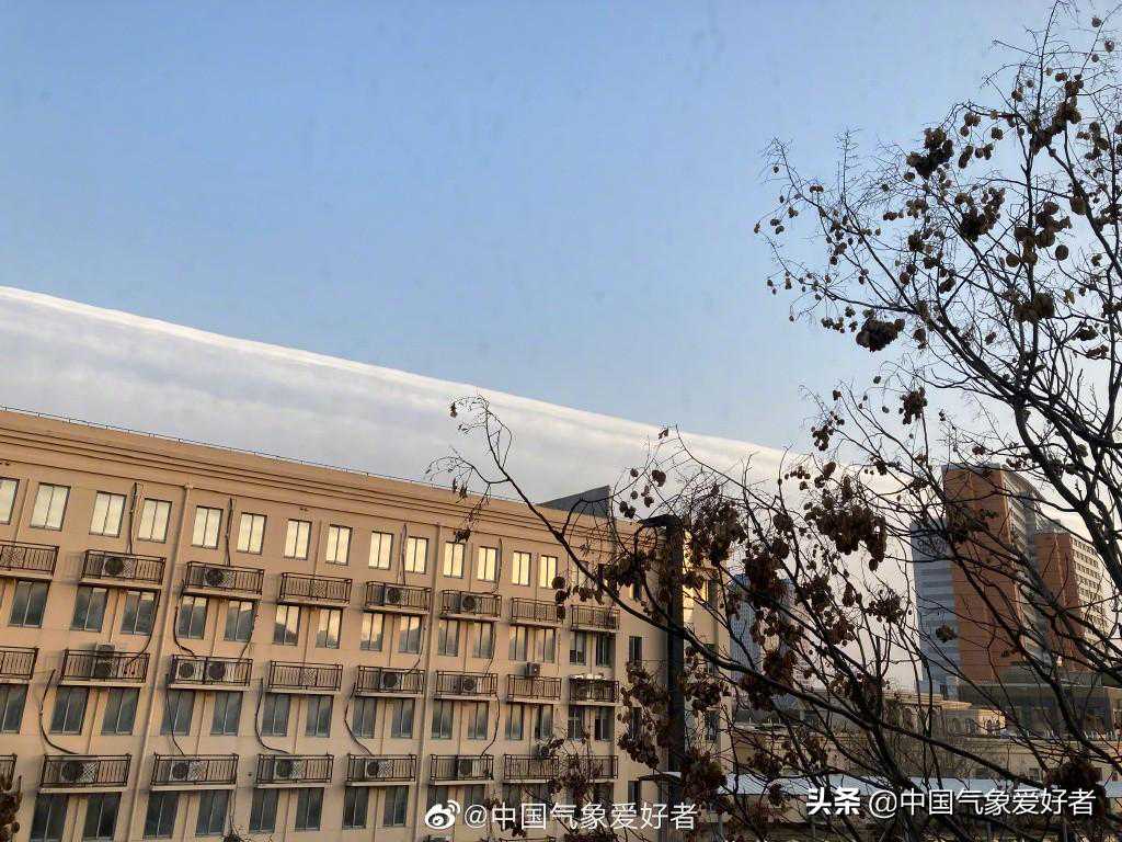 上海多地突现奇特“一线天”，南方天气即将变坏？分析：别紧张