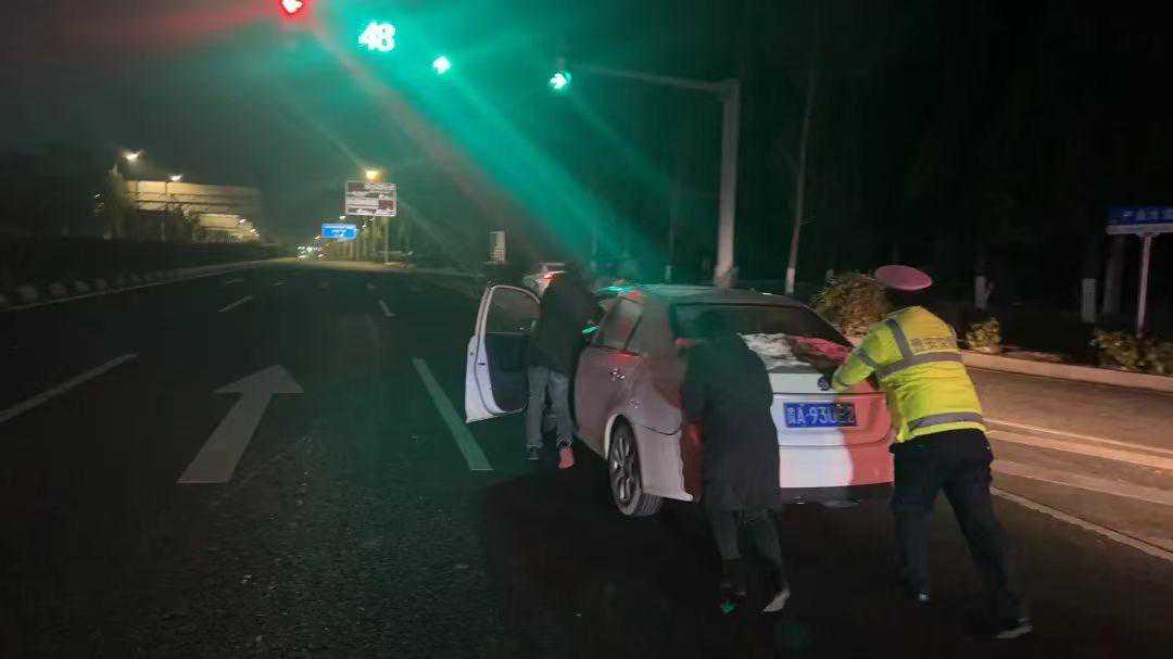 低温雨雪来袭 贵安公安用坚守绘制凝冻天气最美“警”色