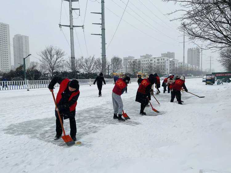 召陵区：人员轮换车不停 清雪除冰保安全