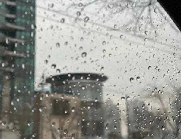 这里现在下起了雨夹雪，多区降雨！北京首场春雨已上线，明天天气
