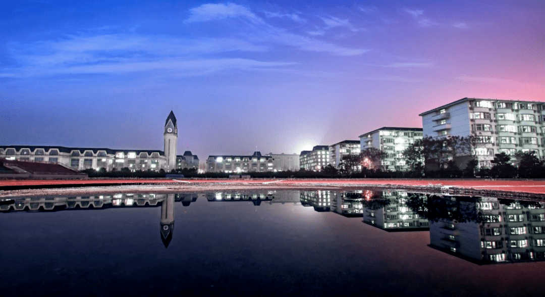 南京信息工程大学：就是原来的南京气象学院，特色专业不限于气象