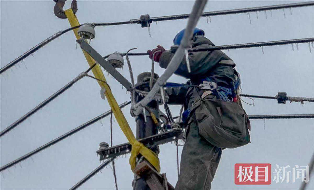 恶劣天气+用电高峰双重考验！国网石首市供电公司勇战冰雪，保电网运行安全