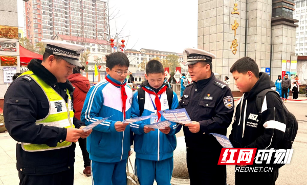 “警”然有序 护你平安｜雨雪冰冻天气 石门交警全力护航开学季
