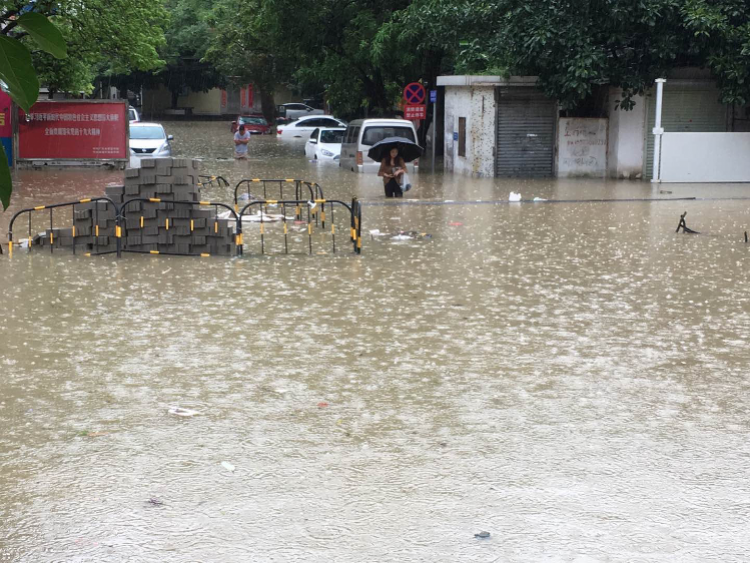 珠海突降暴雨，个别路段水浸一米！公安驾船、开车救援！高清大图