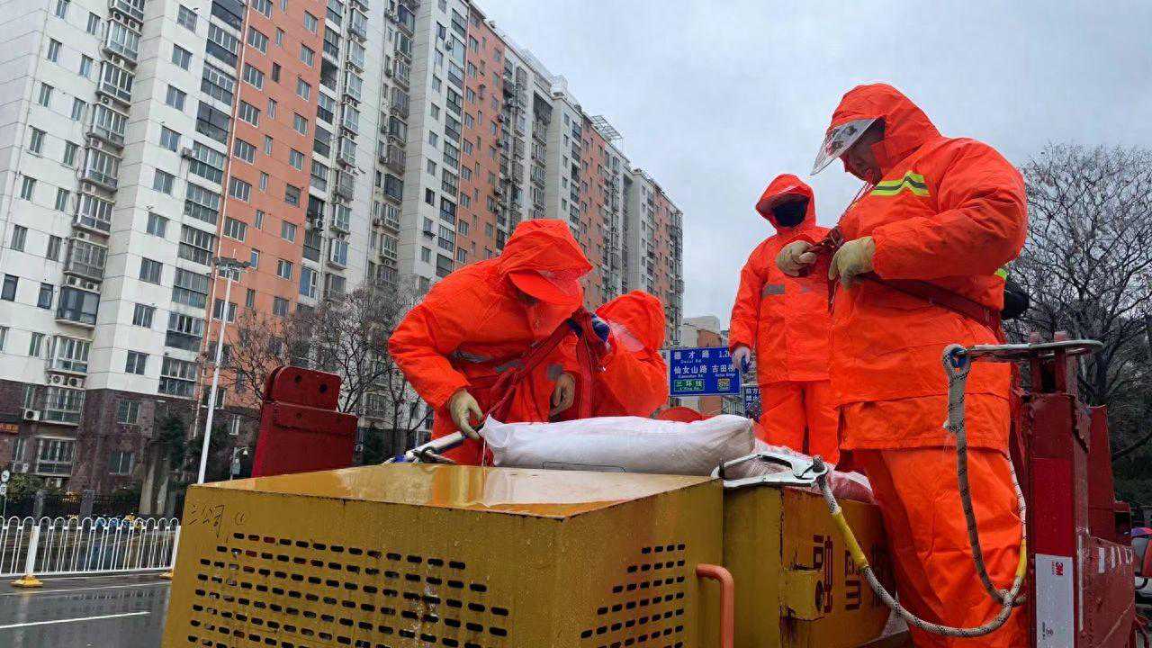 冻雨不“冻”路 汉阳预撒融雪剂保道路顺畅