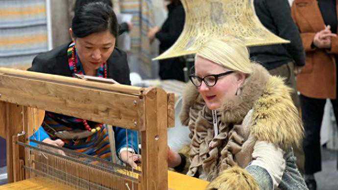 江孜氆氇赴巴黎“首秀”，Armani家居负责人感慨：“这是真正的奢侈品”