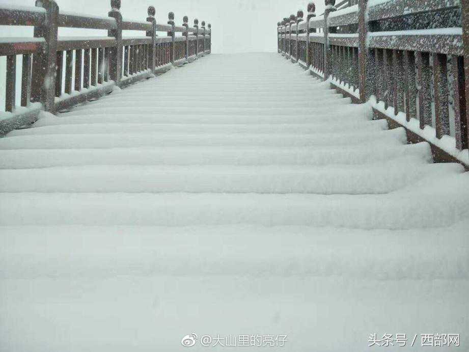 太白山景区迎来降雪天气