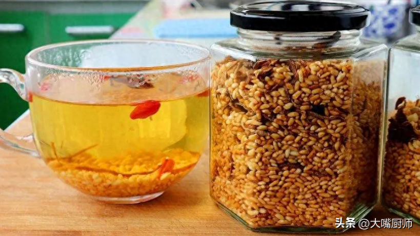 天气热，用大米和生姜一起炒，每天喝一杯，精神饱满