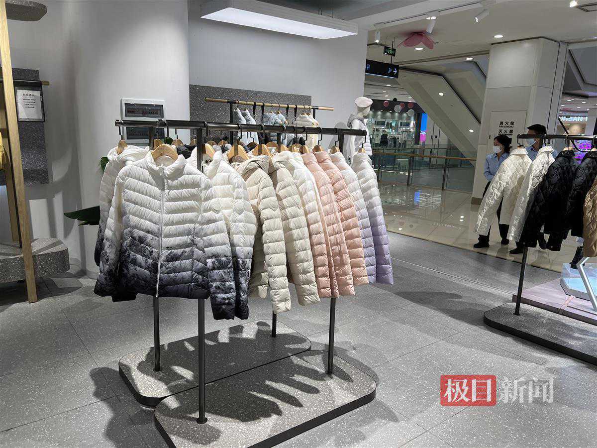 受天气影响，秋装新款上架遇冷，低价反季服饰热销