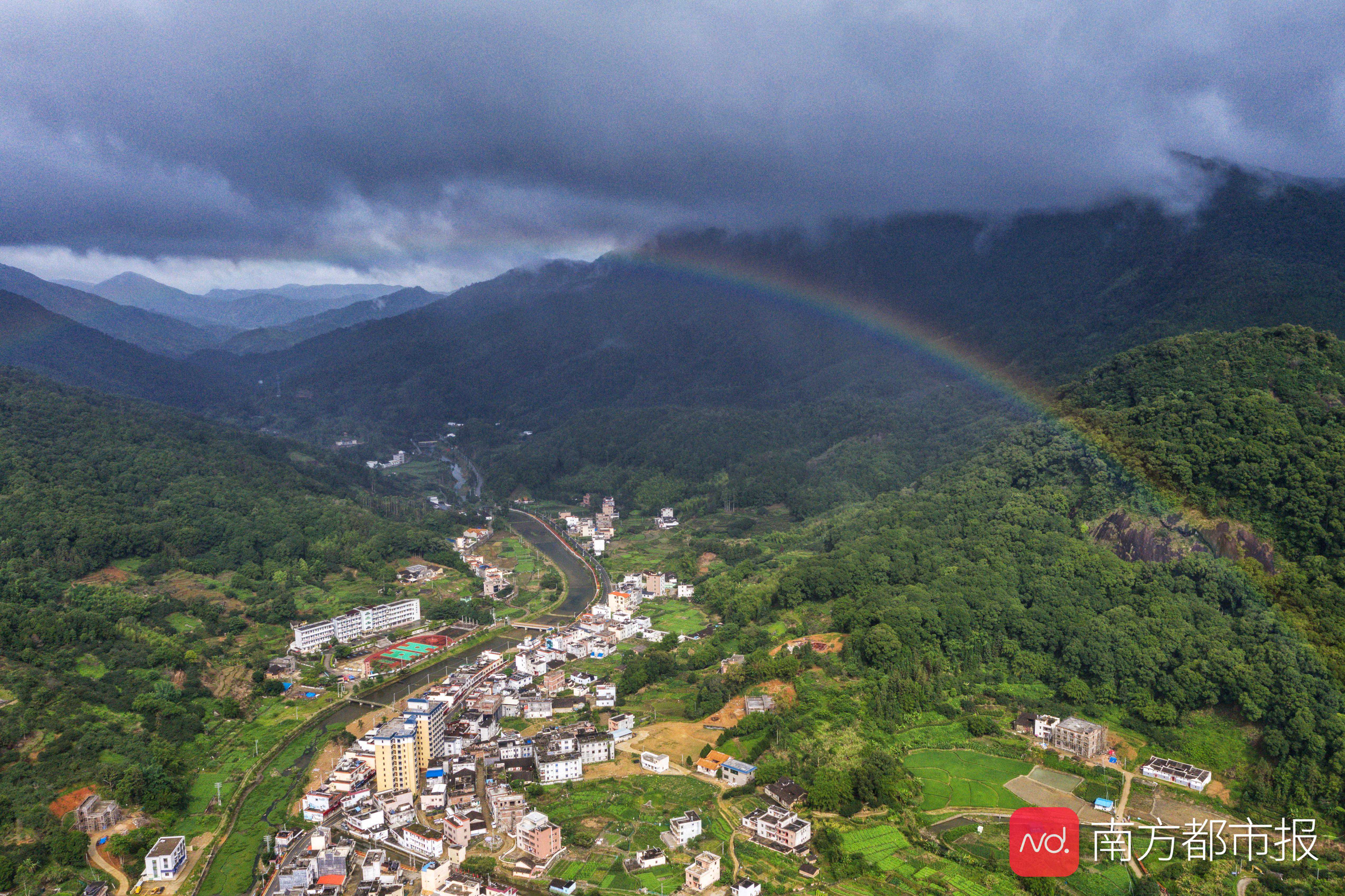 陆河雨后见彩虹，天气预报明天以后广东降水减弱