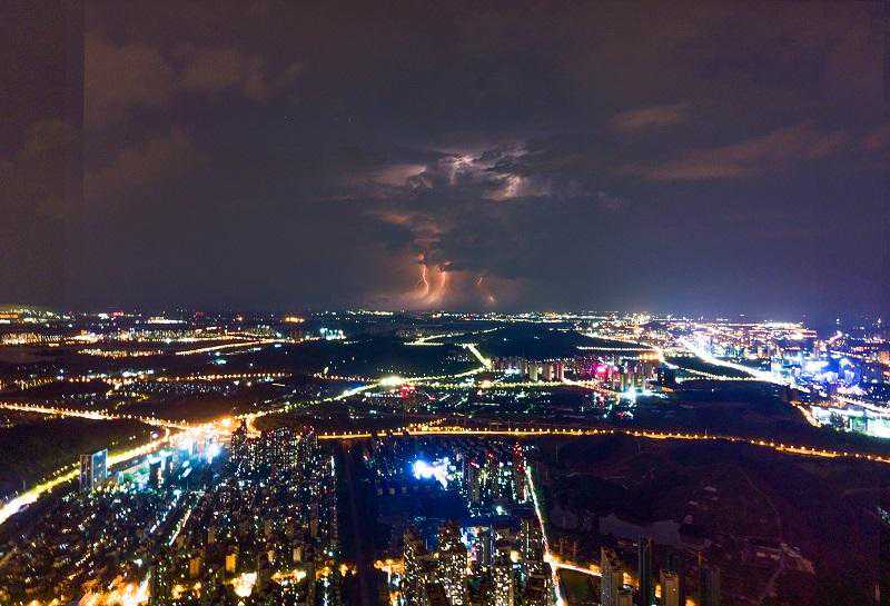 武汉蔡甸遭遇强对流天气袭击 当地连夜组织紧急救援