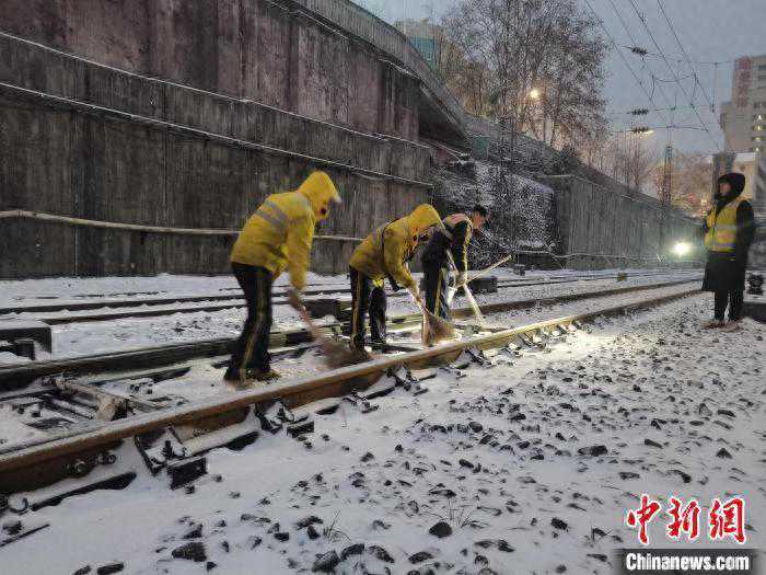 （新春走基层）应对冰冻雨雪天气 武铁加开始发客车提升运力