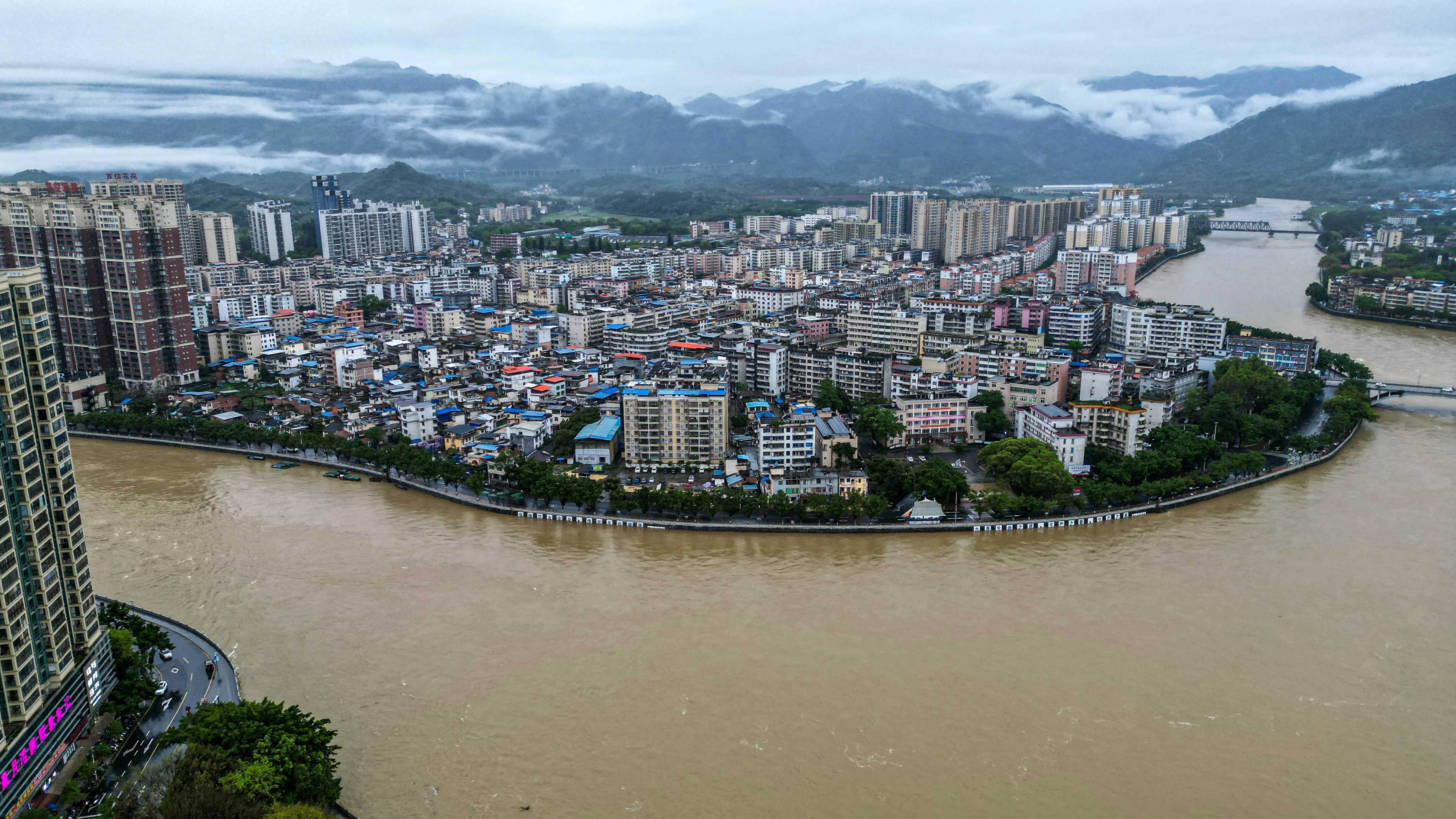 大家注意，近日韶关被强对流天气突袭，暴雨下的不停。有外地到韶