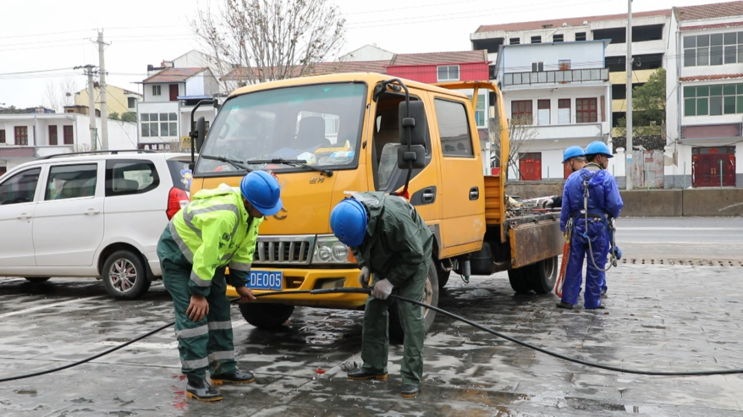 孝昌：暴雨大风致线路断电 供电部门快速抢修复电