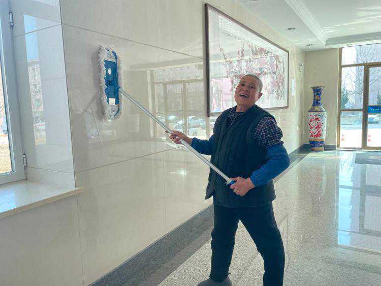 山东荣成：石岛人民医院保洁员“二哥”的故事