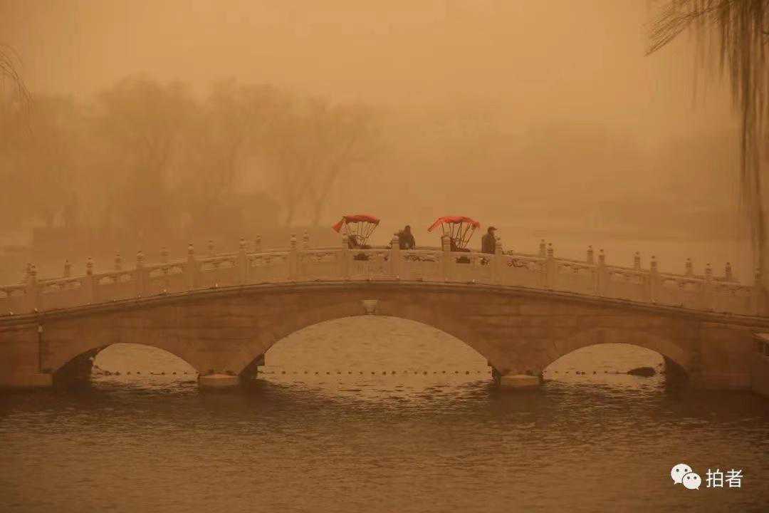 多图直击｜北京今年最强沙尘来袭 空气质量已达严重污染