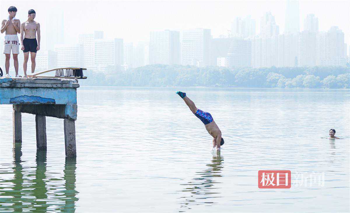湖北一地飘雪！还有冻雨！武汉一夜完成夏冬切换！