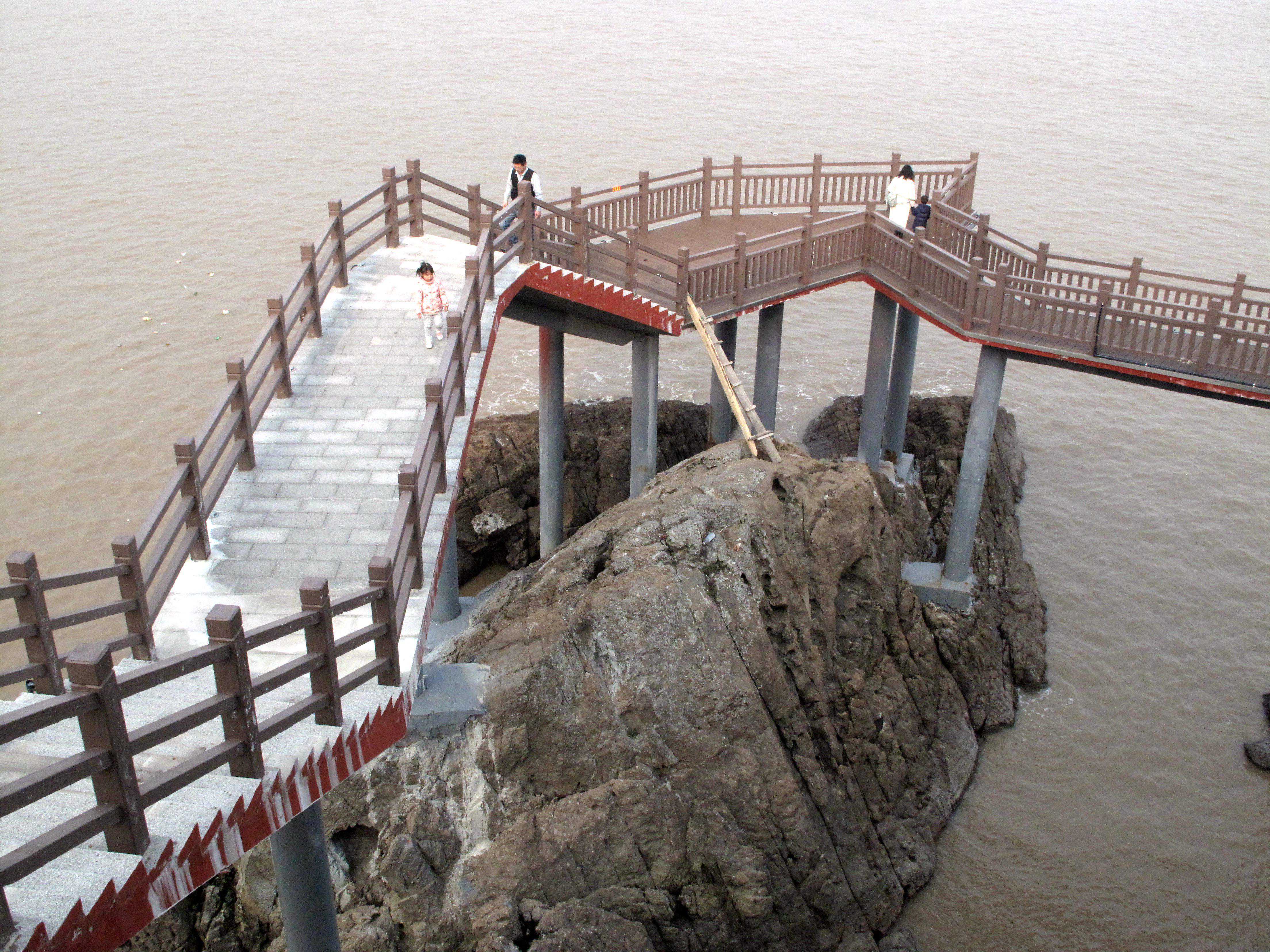 象山石浦东门岛上有条宁波首个滨海栈道，看海景，吹海风，认植物