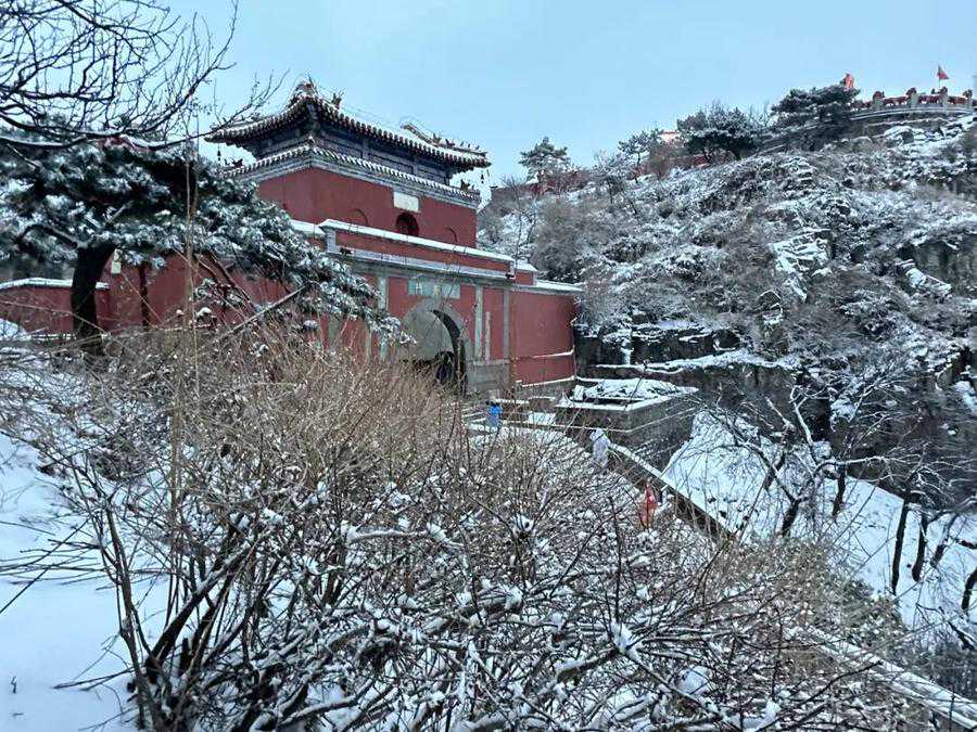 泰安下雪了！泰山或将达零下17度，建议择期夜爬泰山