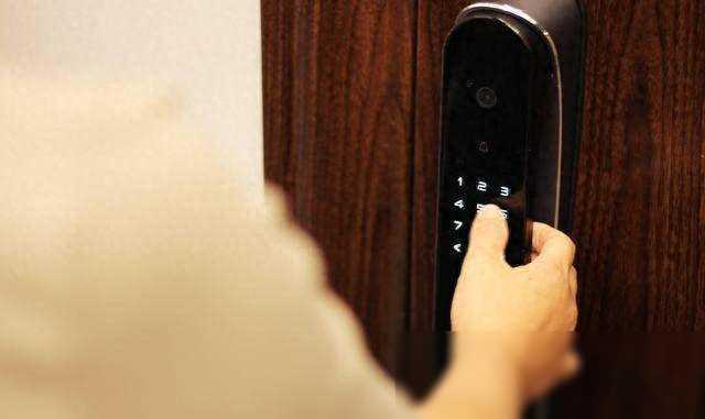 2006年重庆男子拼命将老婆养胖，2年后妻子甜蜜去世，丈夫却