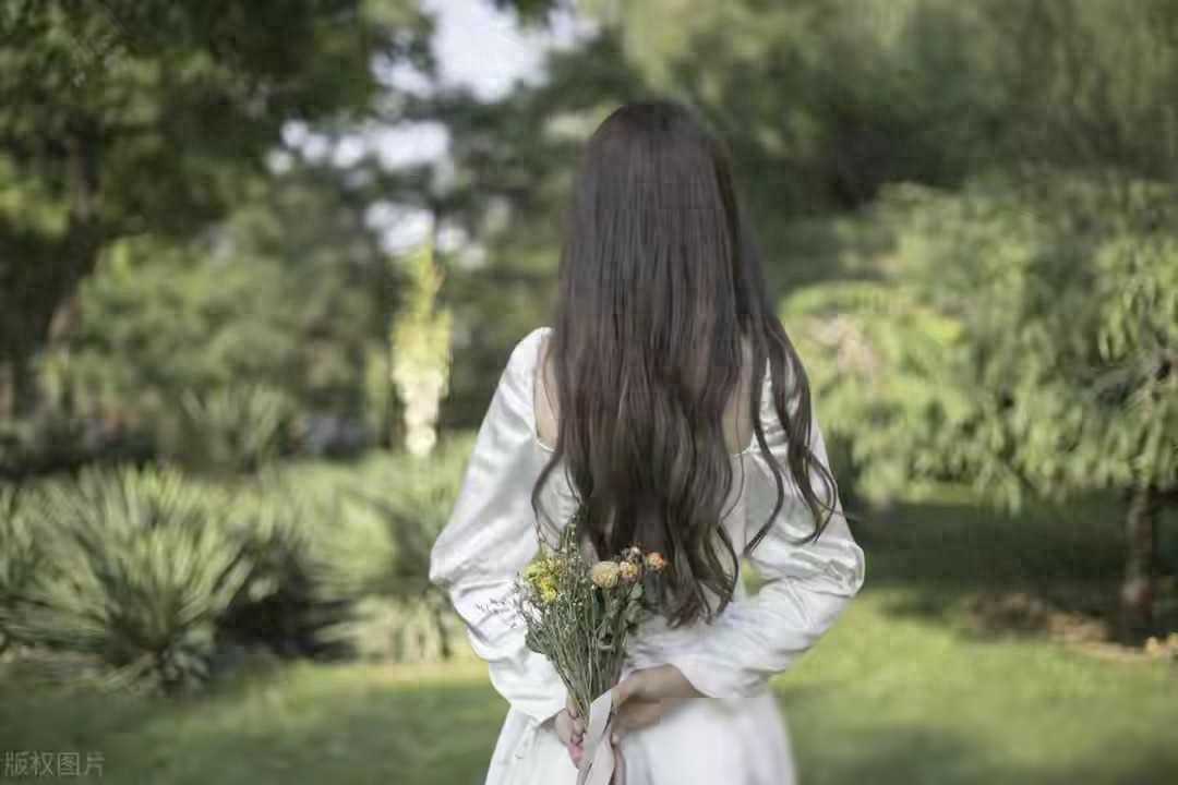 我妈住院请了个护工，隔壁床病人却悄悄向我透露：那护工不简单！