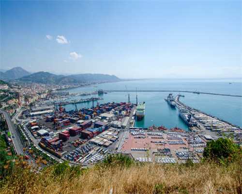 恶劣天气导致湖北罗田多个乡镇停电，当地加紧抢修力争除夕全部恢复