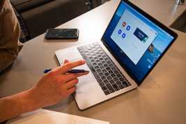 香港挂8号风球了，放假